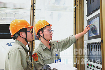 近日，國電哈密煤電開發(fā)有限公司在2號(hào)機(jī)組檢修期間，開展了“C修微課堂”崗位練兵活動(dòng)，助力青工成長成才，掀起了“學(xué)技術(shù)、提素質(zhì)”的熱潮。圖為該公司電氣二次班勵(lì)磁專工在講解勵(lì)磁小電流試驗(yàn)原理。