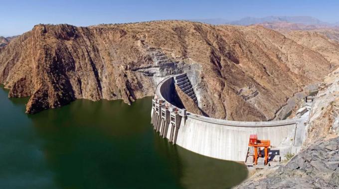  非洲最高的混凝土雙曲薄拱壩  埃塞俄比亞特克澤大壩  該電站共安裝4臺7.5萬千瓦機組，總裝機容量30萬千瓦，壩高188米，是非洲最高的混凝土雙  曲薄拱壩，被稱為埃塞俄比亞的“三峽工程”。創(chuàng)造了拱壩無一條裂縫的奇跡，埃塞俄比亞特  克澤水電站是首個獲得中國建筑領(lǐng)域最高獎“魯班獎”的海外水電項目。