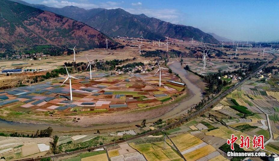 4月8日，四川德昌縣安寧河峽谷200余座風電，與成昆鐵路、京昆高速公路、田園和大山相融，成為一道靚麗的風景。