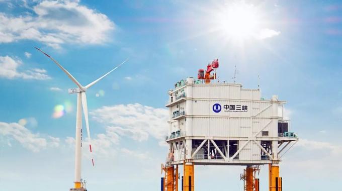 目前，即使是建設中的距岸45千米的江蘇大豐海上風電場，仍然計劃使用連接簡單、成本較低的高壓交流電向陸上供電。但隨著大規(guī)模深遠海風電的開發(fā)，交流輸電便會受到輸送距離的限制，直流輸電將成為海上風電遠距離送出的發(fā)展方向，特別是可自動調(diào)整電壓、頻率、功率的柔性高壓直流（VSC-HVDC）將具備經(jīng)濟優(yōu)勢。