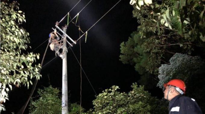     組織1275人次對欽州網(wǎng)區(qū)20個變電站、26條輸電線路、129條配電線路交叉跨越點安全隱患進行全面排查，梳理轄區(qū)設電安全隱患整改清單，以“清單式”管理模式，走訪轄區(qū)鎮(zhèn)政府，由政府協(xié)助解決了欽北區(qū)、欽南區(qū)34處樹障隱患難題。