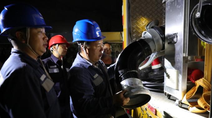 電力應(yīng)急排澇車兼具發(fā)電和排澇的功能，不需依賴外接電源，在應(yīng)急搶修過程中使用十分方便。只要將一端的水管插入積水，另一端接入河道，啟動電機便可迅速排水。這臺大功率排澇車的特點是吸力大、吸程高，最大吸水深度可達20左右，每分鐘的抽水量大1000升，若水深在10米以內(nèi)，每分鐘的吸水量可到1800升至2000升。