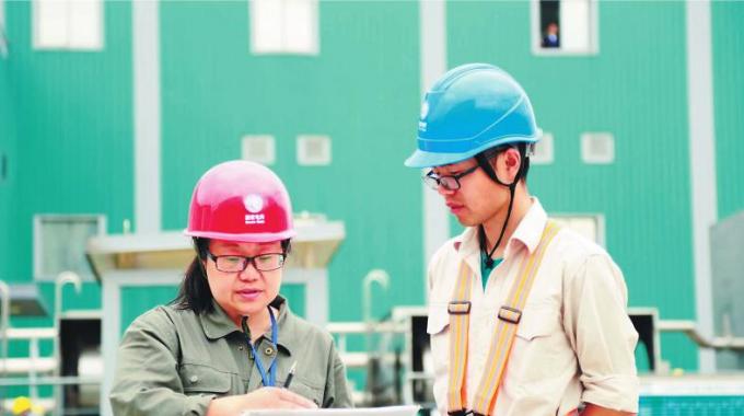  　　堅守者：陳文強  　　堅守崗位：直流檢修員  　　堅守年限：5年  　　國慶假期將近，浙江電力檢修公司的陳文強站在±800千伏紹興換流站換流變廣場。這里正在進行2018年年度檢修。