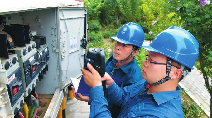  　　堅守者：王海林、張鑫  　　堅守崗位：營業(yè)配電員  　　堅守年限：7年  　　國慶來臨，山東淄博供電公司石橋供電所的王海林和張鑫像往常一樣，整理巡線用的裝備，戴好安全帽、掛上望遠鏡，一天的設備巡視工作就這樣開始了。