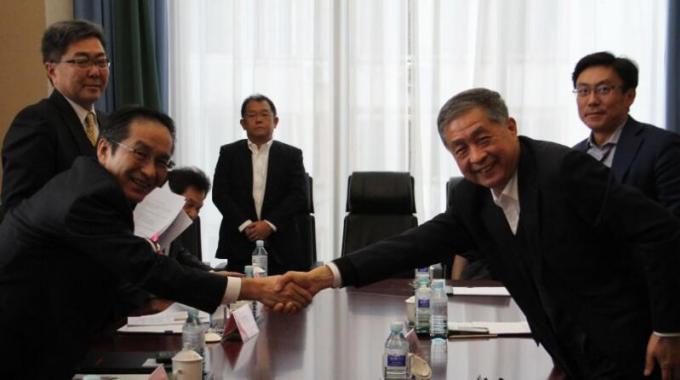 中日第三方市場(chǎng)的合作將采取怎樣的方式和措施？未來前景又將如何？正如總理所說，中日兩國(guó)在第三方不搞惡性競(jìng)爭(zhēng)，發(fā)揮互補(bǔ)優(yōu)勢(shì)拓展合作空間，雙方應(yīng)共同努力在第三方市場(chǎng)取得三方共贏，中日雙方有非常廣闊的合作空間。先其他行業(yè)一步的光伏行業(yè)已經(jīng)給我們交出了一份很好的答卷。