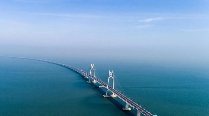 它的建成通車，使得香港到珠海、澳門的車程從原來(lái)的3小時(shí)縮短到了45分鐘，珠港澳地區(qū)終于也實(shí)現(xiàn)了“一小時(shí)生活圈”。