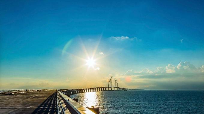 電力史上一次里程碑式工程,港珠澳大橋集橋梁、海底隧道和人工島為一體。為了確保大型船只在世界上最繁忙的黃金水道之一的伶仃洋航道暢通無(wú)阻，并避免影響飛機(jī)在香港國(guó)際機(jī)場(chǎng)的安全起降，港珠澳大橋并沒(méi)有全部采用橋梁結(jié)構(gòu)，而是在經(jīng)過(guò)伶仃洋航道時(shí)采用海底沉管隧道，并通過(guò)東、西兩座人工島將隧道與海上橋梁相連。