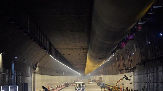  廣東電網(wǎng)公司承擔(dān)著對(duì)人工島及港珠澳大橋本體工程的供電任務(wù)，同時(shí)為粵港澳三地的綜合運(yùn)輸體系和高速路網(wǎng)提供電力保證。早在港珠澳大橋于2009年12月15日正式動(dòng)工以來(lái)，廣東電網(wǎng)公司珠海供電局便成立了港珠澳大橋供電專項(xiàng)服務(wù)小組，9年間一直跟隨建設(shè)進(jìn)度及時(shí)滿足各項(xiàng)用電需求。