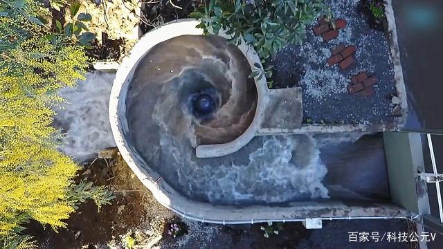 小型發(fā)電機(jī)，放到河里就有免費(fèi)的電，一天產(chǎn)的電夠60戶人家用